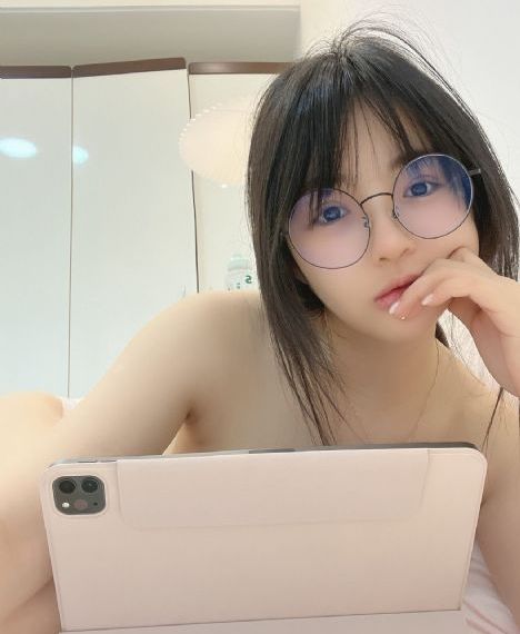 亚洲AV无码成人精品区9夜秀-预告片中文版全集